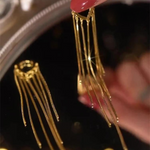 vista ravvicinata dell'orecchino arya