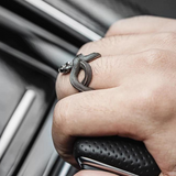 Un anello con motivo serpente unico